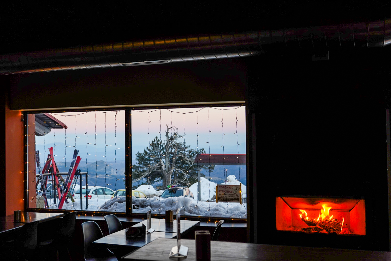 Interieur de cabane, pinde — vasilitsa et samarina, lors d’une itinérance à ski en Grèce.